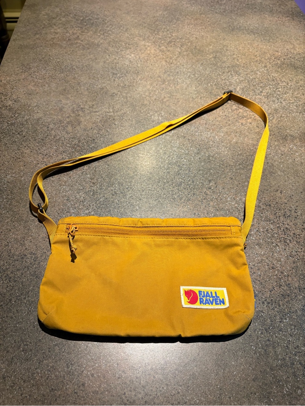 Fjallraven crossbody bag. Signature g-1000 fabric. Clean and bright for fall.